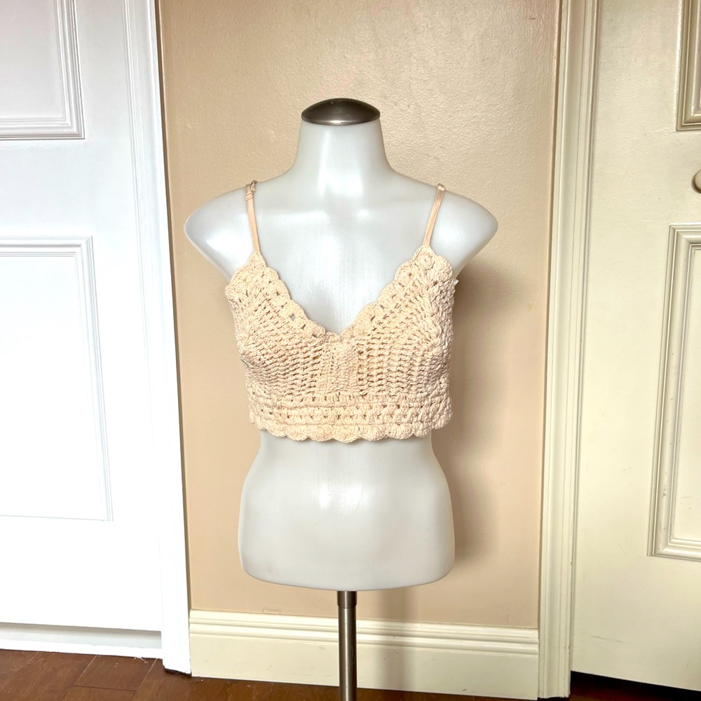 Tan cropped haulter top
Size L